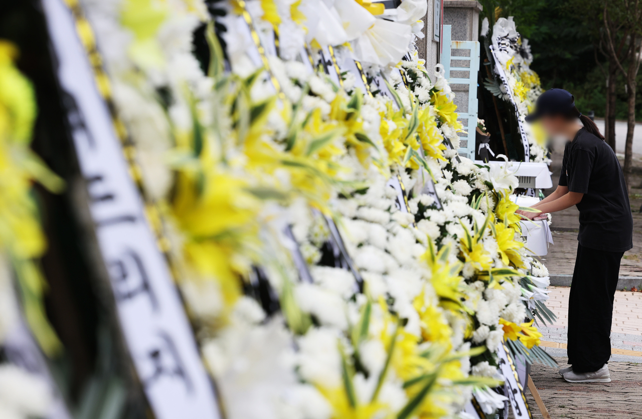 4일 오후 경기도 용인시의 한 고등학교에 지난 3일 숨진 채 발견된 교사를 추모하는 발길이 이어지고 있다. [연합]