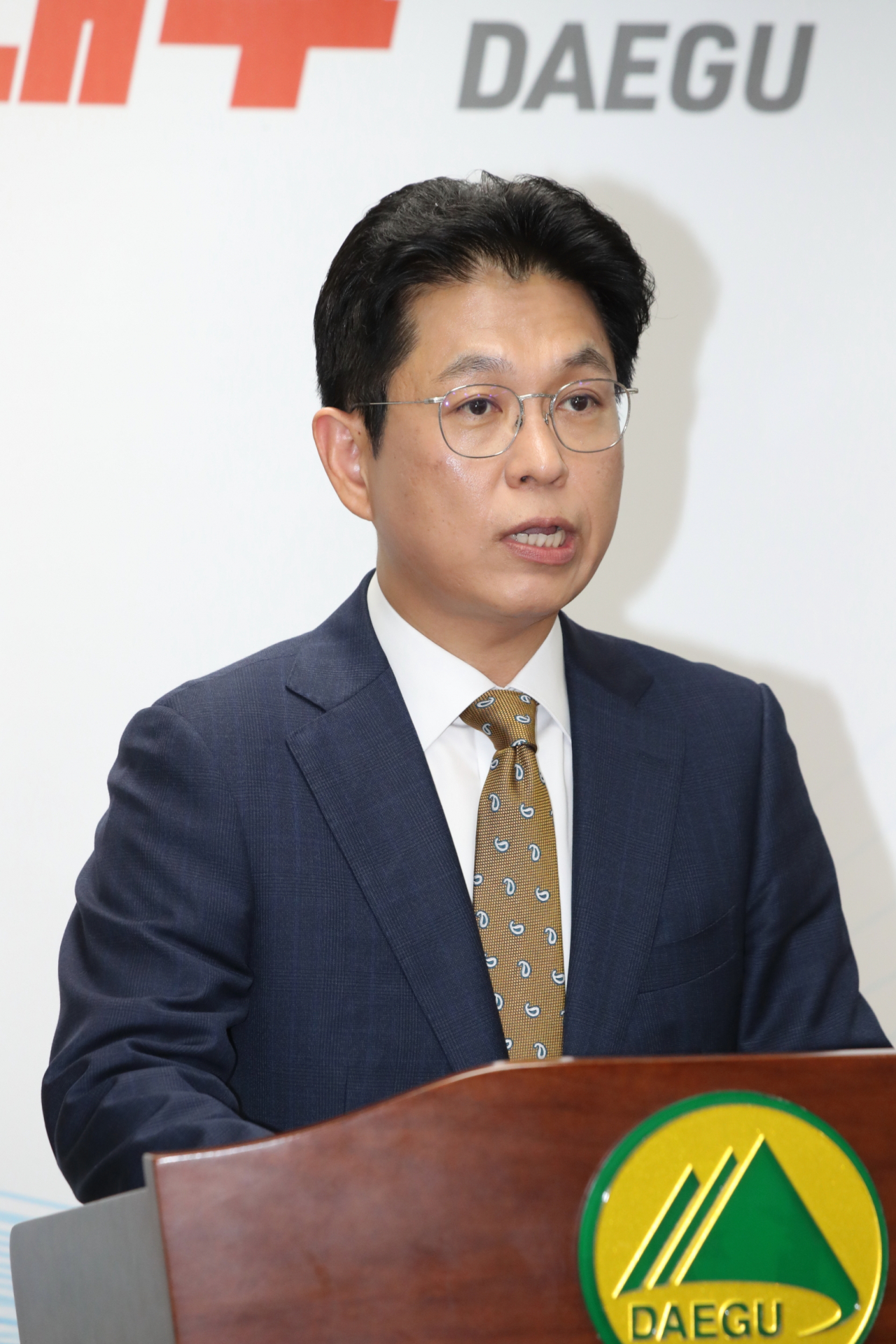 안중곤 대구시 경제국장이 13일 대구형 공공배달앱 '대구로' 특혜의혹을 제기한 시민단체를 무고죄로 고발한 배경에 대해 설명하고 있다.[대구시 제공]