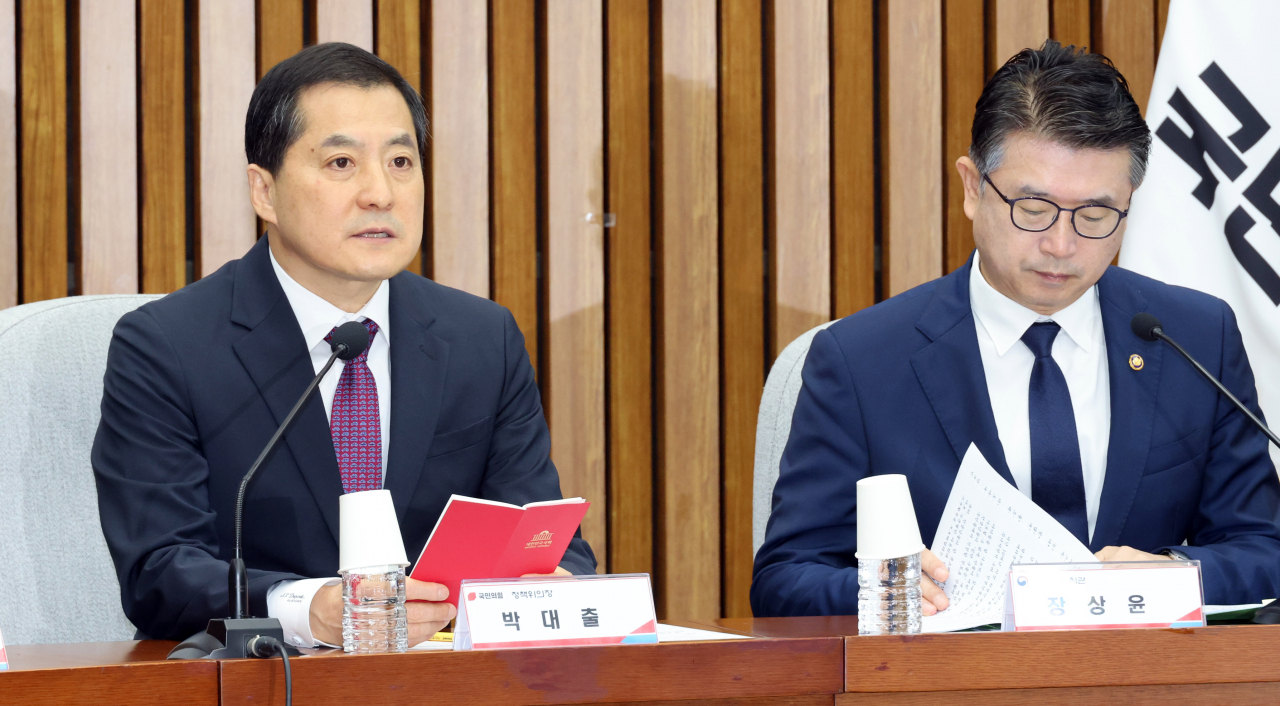 박대출 국민의힘 정책위의장과 교육부 장상윤 차관이 지난 12일 국회에서 열린 ‘교원 대상 무분별한 아동학대 신고에 대응한 아동학대처벌법 개정’ 관련 당정협의회에 참석하고 있다. [연합]