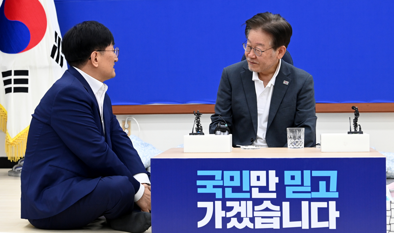 단식 14일째인 이재명 더불어민주당 대표가 13일 국회 사무실에서 노영민 전 대통령 비서실장을 만나고 있다. [연합]