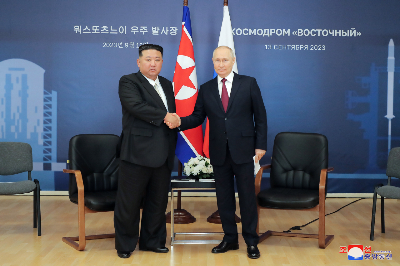 김정은 북한 국무위원장이 13일(현지시간) 러시아 아무르주 보스토치니 우주기지에서 블라디미르 푸틴 러시아 대통령과 정상회담을 했다고 조선중앙통신이 14일 보도했다. [연합]