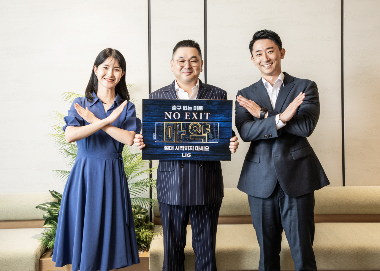 구본상(가운데) LIG 회장이 마약 예방을 위한 ‘NO EXIT(노 엑시트)’ 릴레이 캠페인에 동참하고 있다. [LIG넥스원 제공]