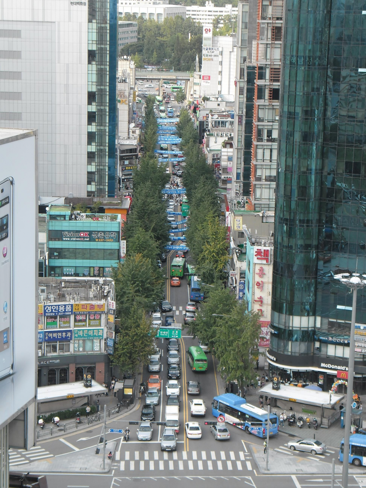 2014년부터 대중교통전용지구로 운용되던 연세로 거리에 올해 1월부터 차량이 통행하고 있는 모습. [헤럴드경제 DB]