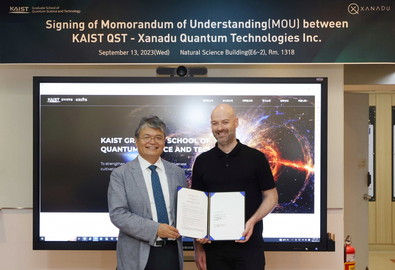 김은성(왼쪽) KAIST 양자대학원장과 크리스찬 위드브룩 자나두 CEO가 산학협력 MOU를 체결하고 있다.[KAIST 제공]