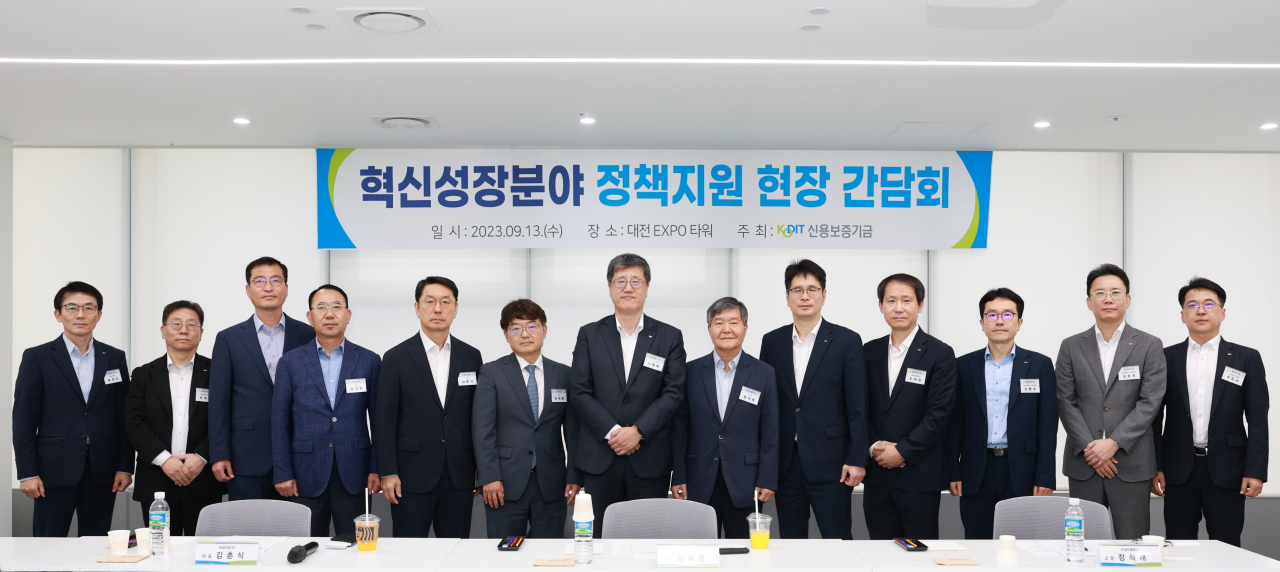 최원목(왼쪽에서 일곱 번째) 신용보증기금 이사장과 신보 임직원 및 기업체 대표들이 13일 대전 EXPO타워에서 열린 ‘혁신성장 분야 정책지원 현장간담회’에 참석해 기념촬영을 하고 있다.[신용보증기금 제공]