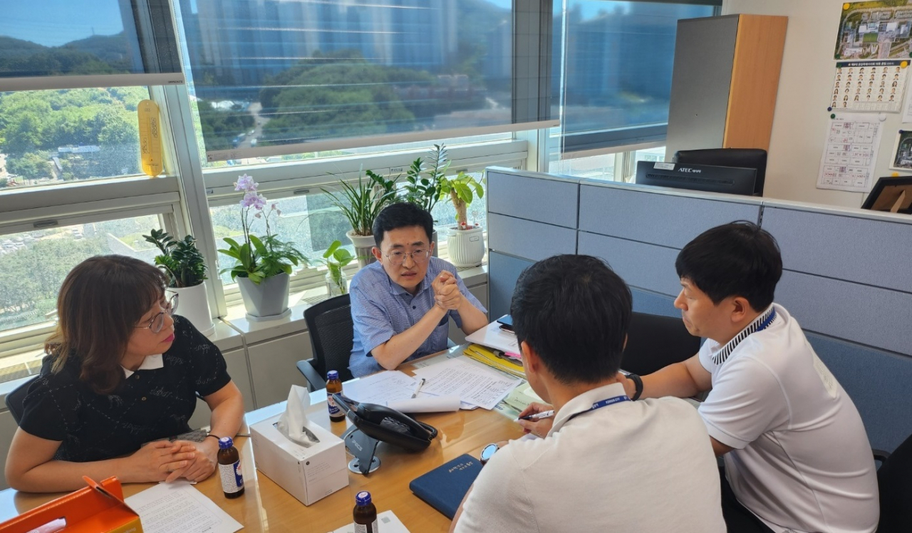지난 7일 용인시에 벤치마킹을 온 인천광역시 지방세정책담당관 세외수입담당팀장, 주무관에게 시유재산발굴팀 관계자들이 사례별 업무 노하우를 전수하고 있다.[용인시 제공]