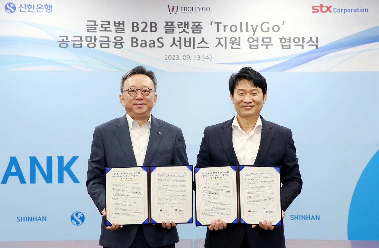 지난 13일 서울시 중구 신한은행 본점에서 진행된 ‘글로벌 B2B 플랫폼 트롤리고 공급망 금융 BaaS 서비스 지원 업무협약식’에 참석한 정상혁(왼쪽) 신한은행장과 박상준 STX 대표가 기념촬영을 하고 있다.[신한은행 제공]