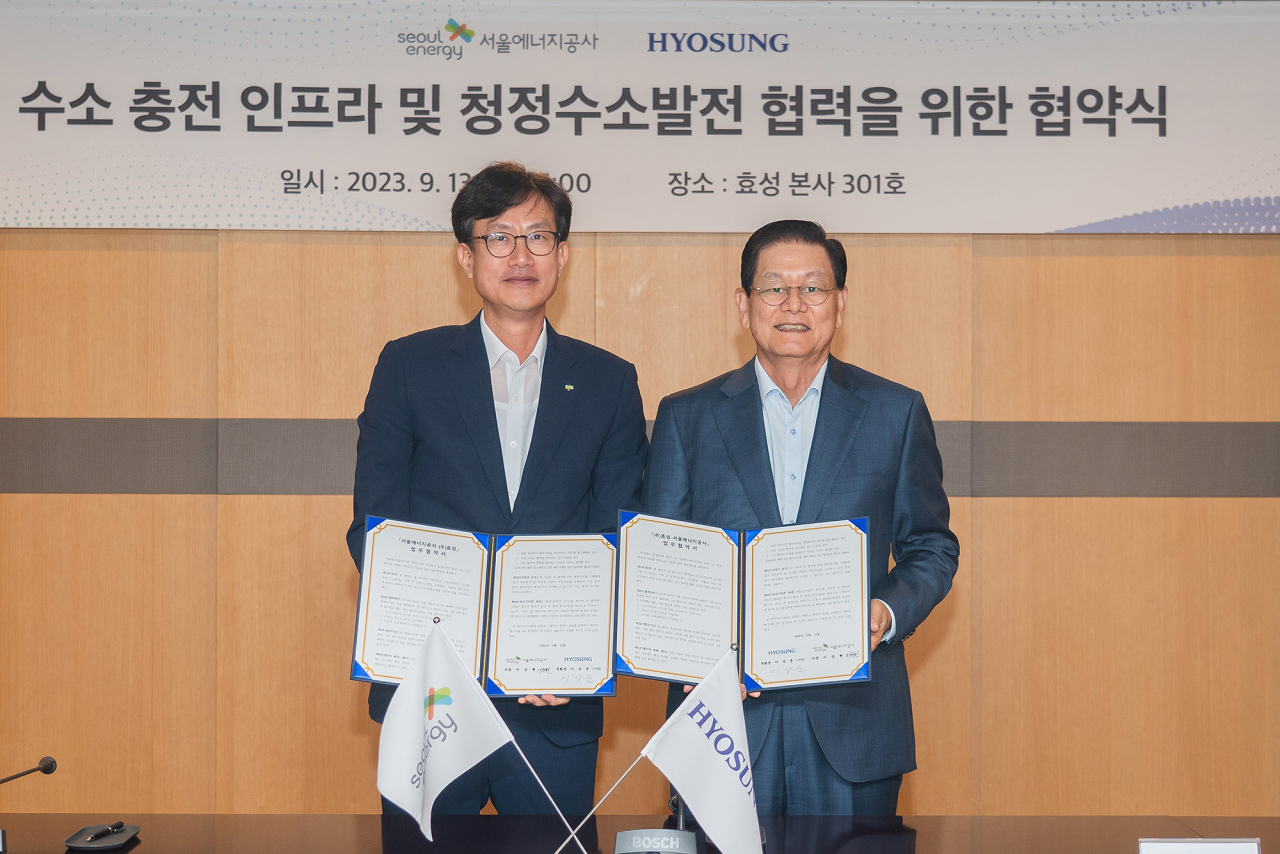 지난 13일 이승현(왼쪽) 서울에너지공사 사장과 이상운 효성 부회장이 서울 효성 마포본사에서 MOU를 체결하고 기념사진을 촬영하고 있다. [효성 제공]