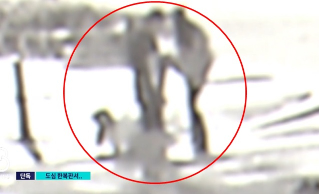 지난 5월 여중생 A양이 자신의 어머니로부터 발길질을 당하고 있는 모습. [SBS 보도화면 캡처]