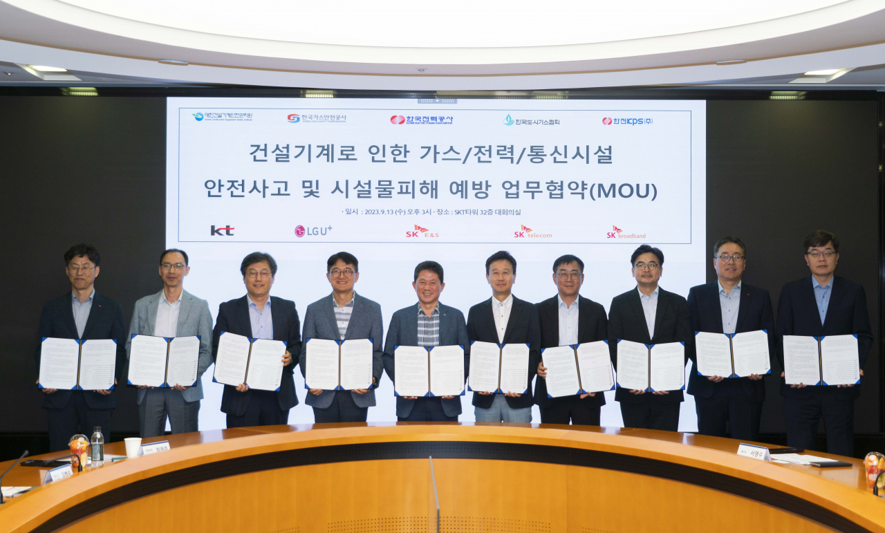 SK텔레콤 T타워에서 열린 협약식에서 (왼쪽부터) 정래호 한전KPS 전력사업처장, 김범수 한국도시가스협회 안전솔루션실장, 임주혁 한국전력공사 배전운영처장, 이헌목 한국가스안전공사 검사지원처장, 류제택 대한건설기계안전관리원, 윤형식 SK텔레콤 ICT Infra고객CT장, 최원호 SK브로드밴드 Infra운용담당, 강동호 SK E&S 도시가스운영본부장, 임성준 LG유플러스 그룹장, 서영수 KT 네트워크운용본부장이 기념 촬영을 하고 있다. [LG유플러스 제공]