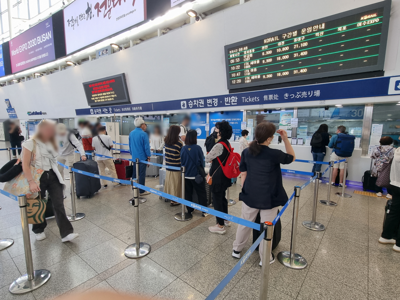 14일 오전 8시40분께 서울역에서 시민들이 승차권을 구매하고 있다. 김영철 기자