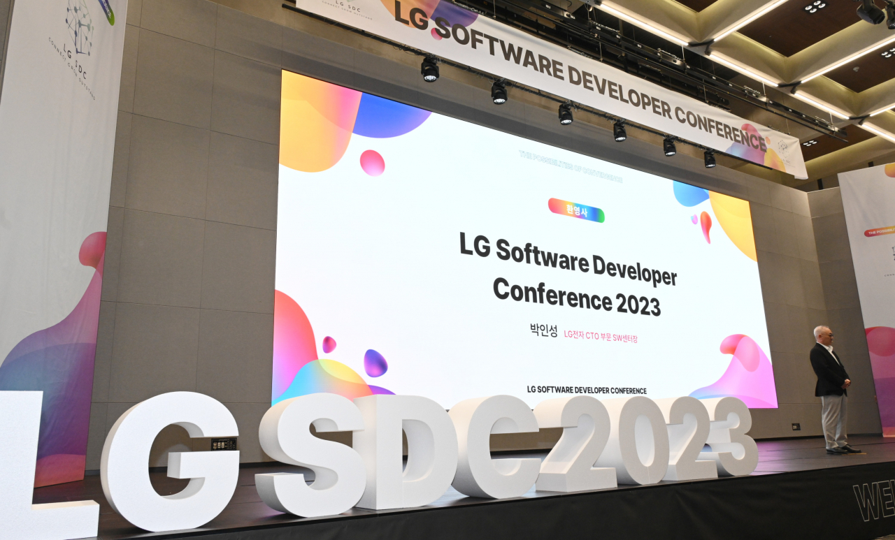 14일 마곡 LG사이언스파크에서 열린 ‘LG 소프트웨어 개발자 콘퍼런스 2023’에서 박인성 LG전자 CTO부문 SW센터장 전무가 환영사를 하고 있다. [LG전자 제공]