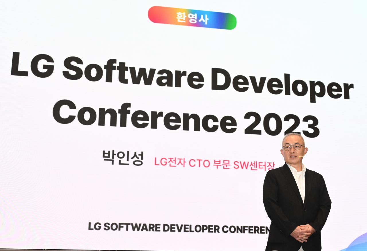 14일 마곡 LG사이언스파크에서 열린 ‘LG 소프트웨어 개발자 콘퍼런스 2023’에서 박인성 LG전자 CTO부문 SW센터장 전무가 환영사를 하고 있다. [LG전자 제공]
