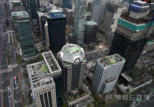 [단독] “이젠 소형사에서도 거래”…거래소, 증권사 ETF 취급요건 완화 [투자360]