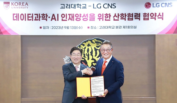 현신균(오른쪽) LG CNS 대표이사와 김동원 고려대학교 총장이 ‘데이터과학·AI 인재양성을 위한 산학협력 업무협약(MOU)’을 체결하고 기념촬영하고 있다. [LG CNS 제공]