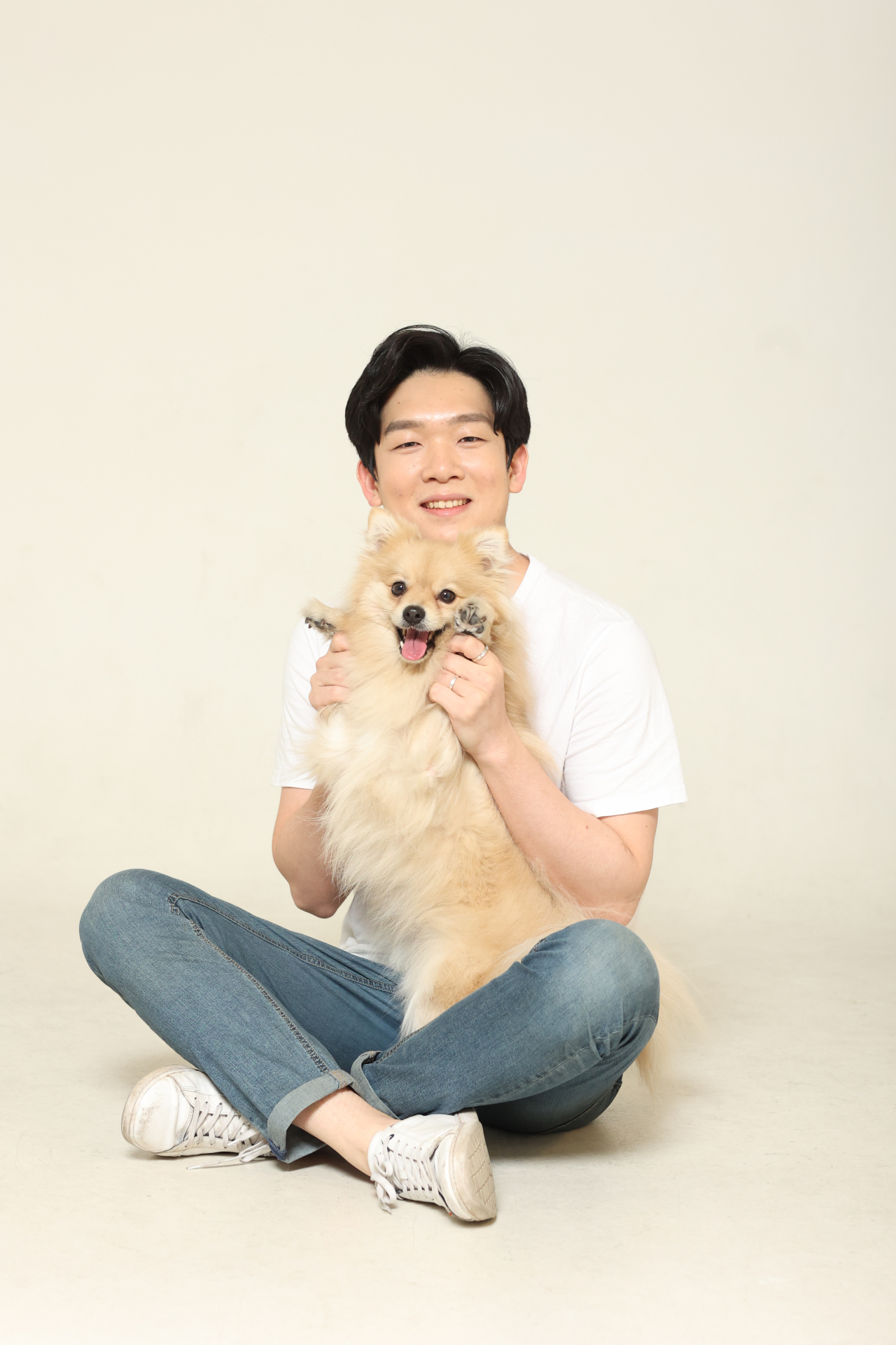 자신의 반려견을 안고 있는 김태현 페이리코 대표.[UNIST 제공]