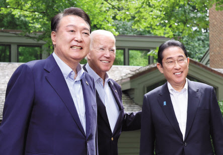 2023년 워싱턴DC 인근 미국 대통령 별장인 캠프 데이비드에서 윤석열 대통령과 조 바이든 미국 대통령, 기시다 후미오 일본 총리가 한미일 정상회의에 참석하고 있다 [연합]