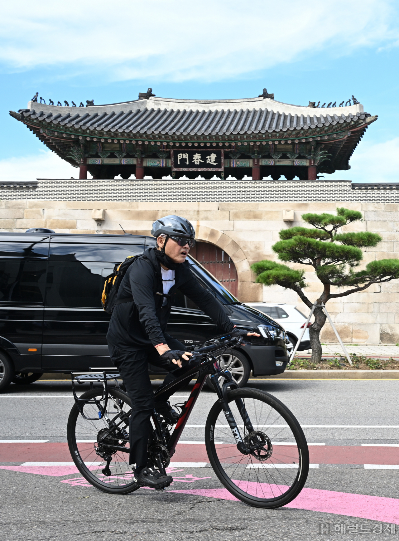 유인촌 문화체육관광부 장관 후보자가 14일 서울 종로구 모처에 마련된 인사청문회 준비 사무실에 자전거를 타고 출근하고 있다. 임세준 기자