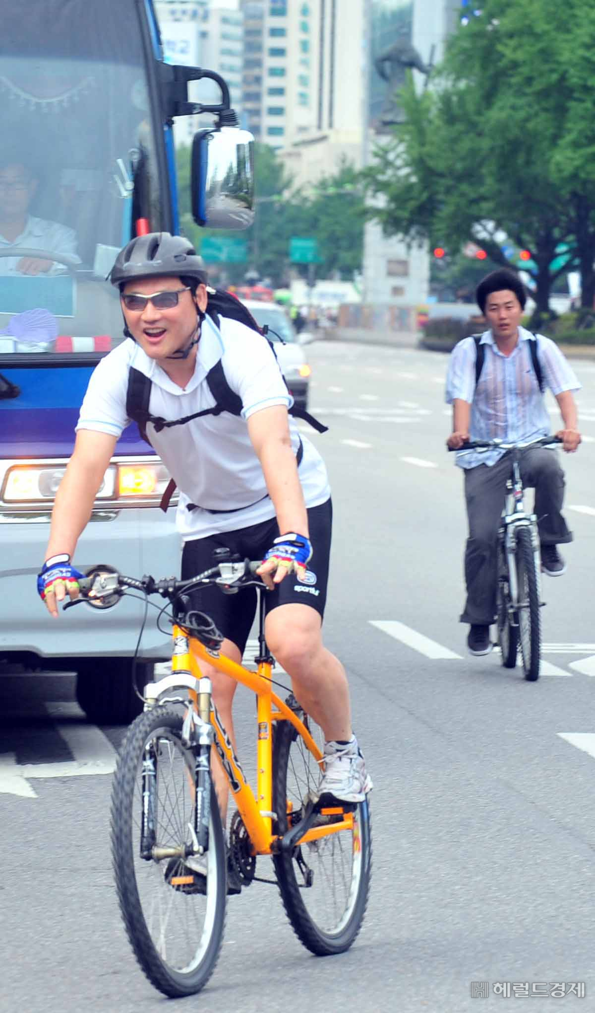 유인촌 문화체육관광부장관이 지난 2008년 문화체육관광부 장관 취임 후 자전거로 첫 출근을 하고 있다. 해럴드DB