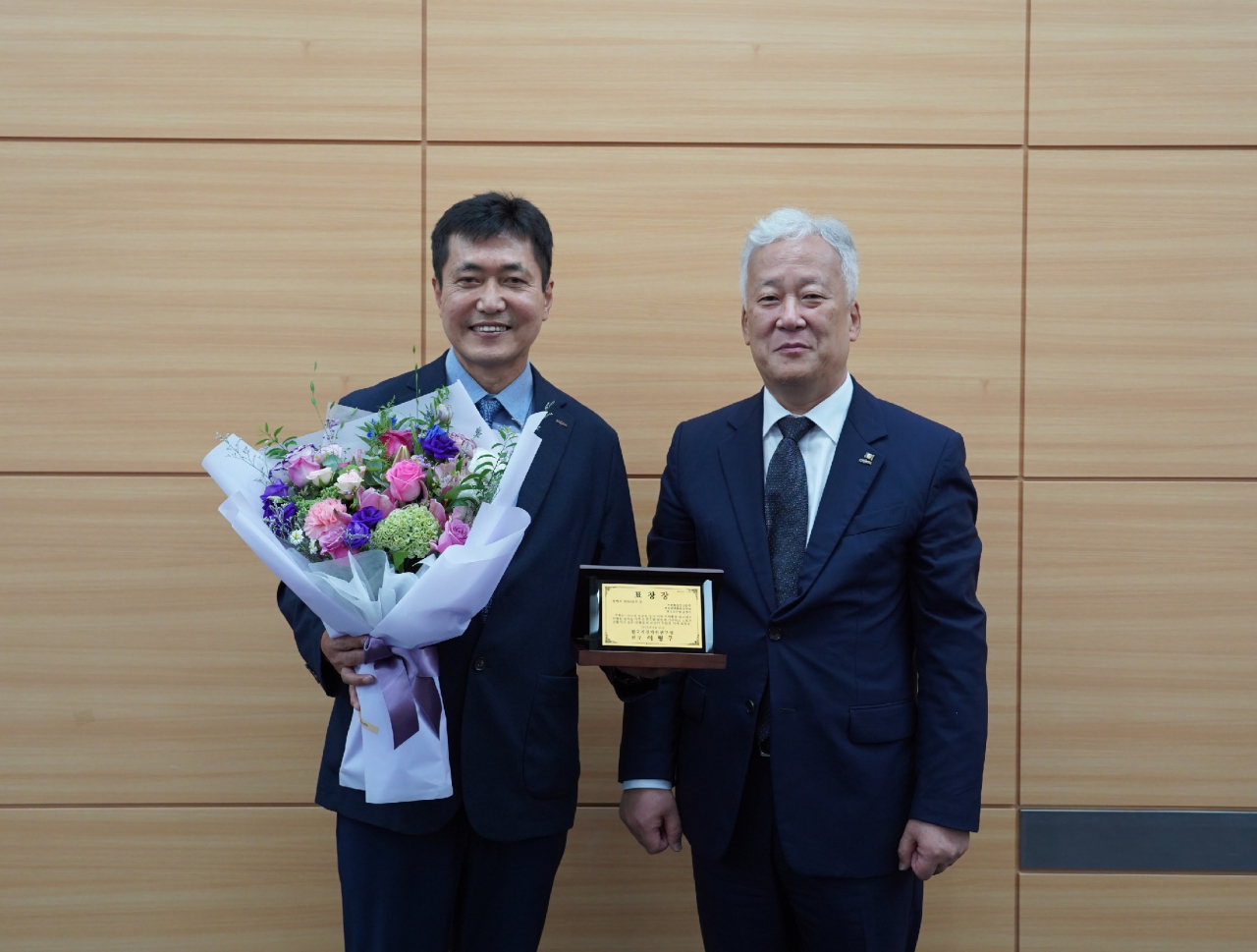 올해의 KIGAM인상을 수상한 손정수(왼쪽) 박사와 이평구 한국지질자원연구원장.[한국지질자원연구원 제공]