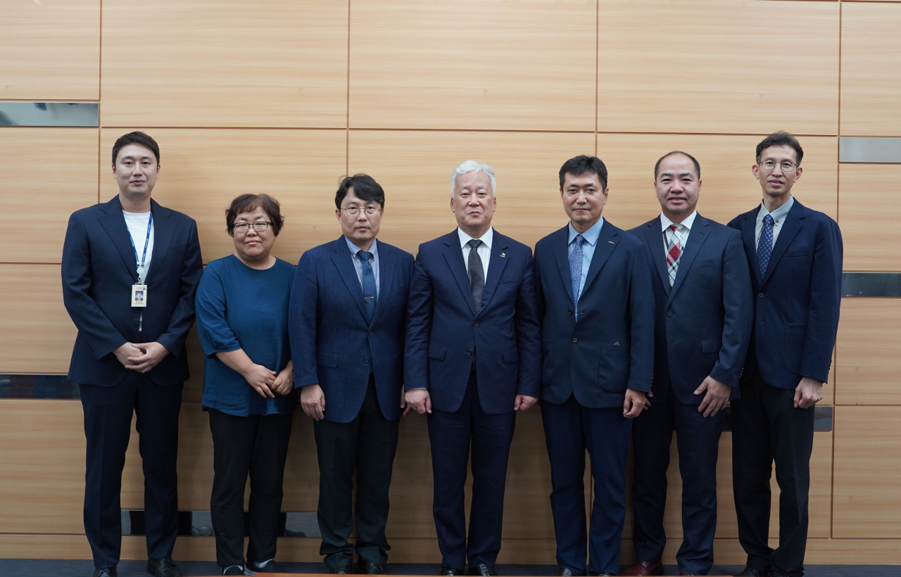 한국지질자원연구원 창립 75주년(기원 105년) 기념 포상식에서 이평구(왼쪽에서 5번째) 원장과 수상자들이 기념 촬영을 하고 있다.[한국지질자원연구원 제공]