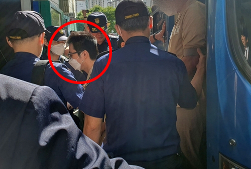 14명의 사상자를 낸 '분당 흉기난동' 피고인 최원종(22)이 14일 수원지법 성남지원에서 열리는 첫 재판에 출석하기 위해 법정에 들어가고 있다. [연합]