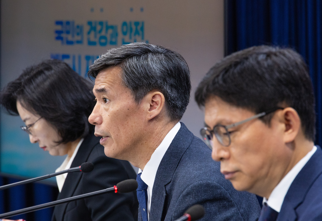 박구연 국무조정실 1차장(가운데)이 14일 오전 서울 종로구 정부서울청사에서 열린 후쿠시마 원전 오염수 방류 관련 일일 브리핑에서 일본 도쿄전력의 향후 오염수 방류 계획에 관해 설명하고 있다. 연합뉴스