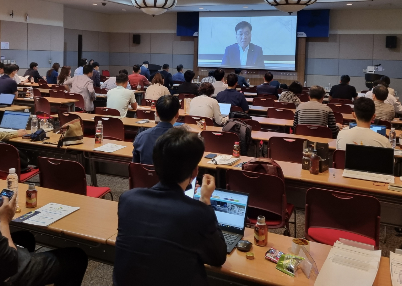 정만기 한국무역협회 부회장이 ‘2023 H2 MEET 산업발전포럼’에서 인사말을 하고 있다.