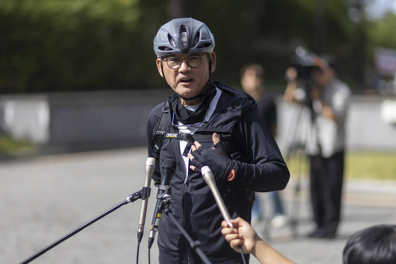 유인촌 문화체육관광부 장관 후보자가 14일 오전 서울 종로구에 마련된 청문회 준비 사무실로 출근하며 취재진 질문에 답하고 있다. [연합]