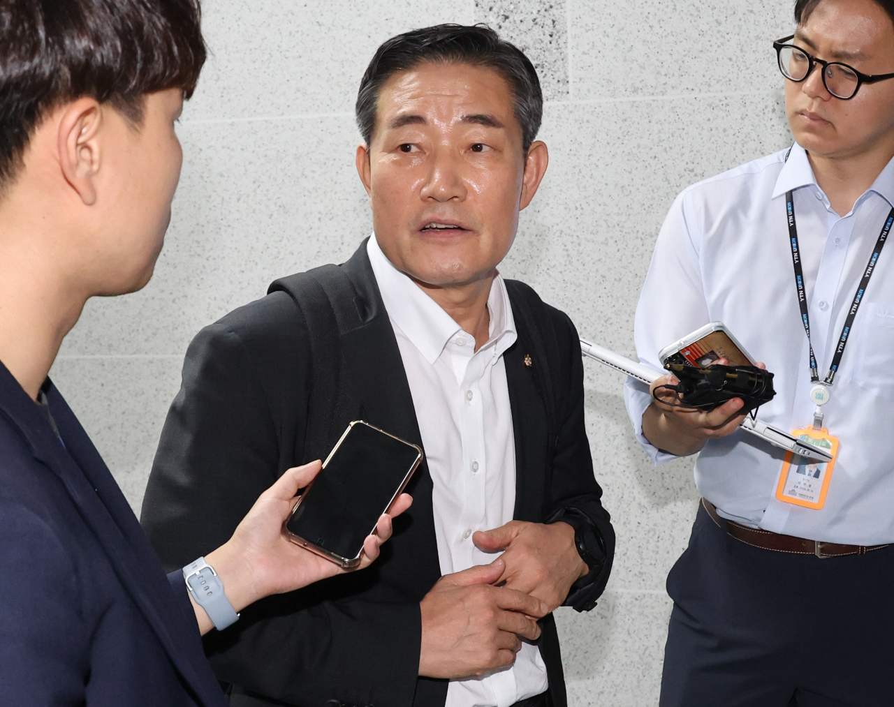 신원식 국방부 장관 후보자가 14일 국회 의원회관 사무실에서 기자들의 질문을 받으며 출근하고 있다. [연합]