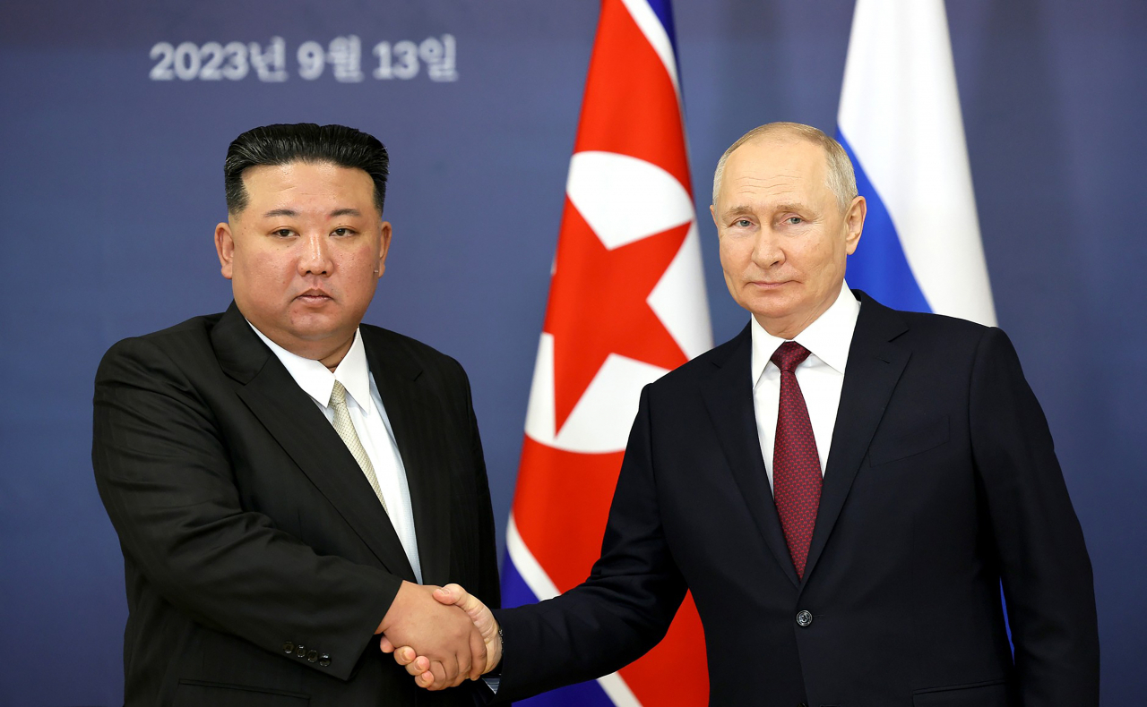 김정은 북한 국무위원장과 블라디미르 푸틴 러시아 대통령과의 정상회담으로 한국·미국·일본과 북한·중국·러시아간 신냉전 구도가 더욱 고착화되고 있다. 사진은 지난달 18일(현지시간) 워싱턴DC 인근 미국 대통령 별장인 캠프 데이비드에서 열린 한미일 정상회의에 참석한 윤석열 대통령과 조 바이든 미국 대통령, 기시다 후미오 일본 총리와(위쪽 사진) 13일 러시아 아무르주 보스토치니 우주기지에서 정상회담을 하는 김 위원장과 푸틴 대통령. [연합·UPI]