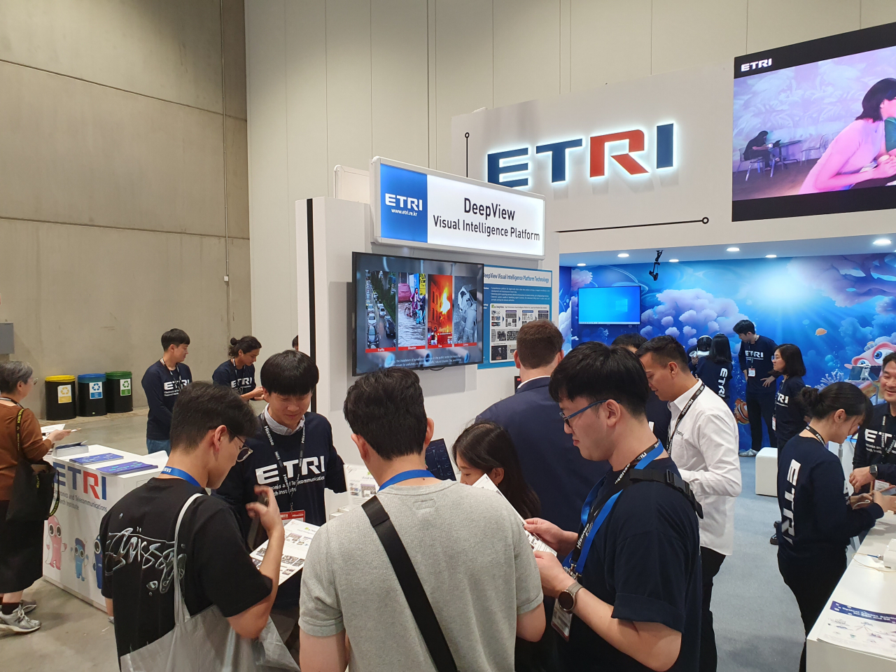 IFA 베를린 2023에서 딥뷰 기술을 시연하는 ETRI 연구진.[ETRI 제공]