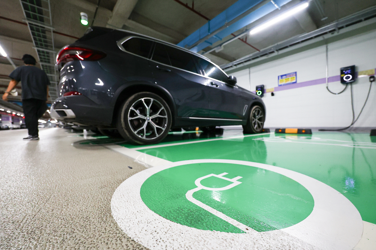 An EV is being charged in a parking lot in Seoul. (Yonhap)