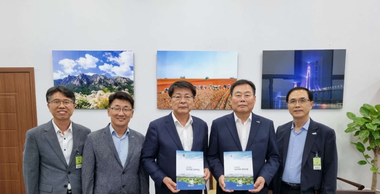 김산군수가 서삼석국회예결위원장을 방문하고 예산 확보을 위해 지역현안 사업을 설명하고 있다