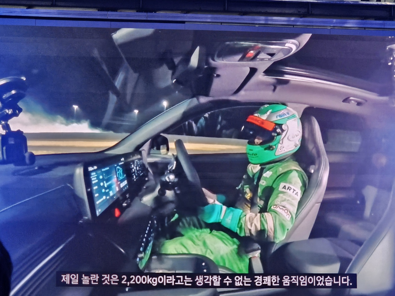 일본 유명 카레이서인 츠치야 케이치가 아이오닉5 N을 체험하는 모습. [현대차 제공]