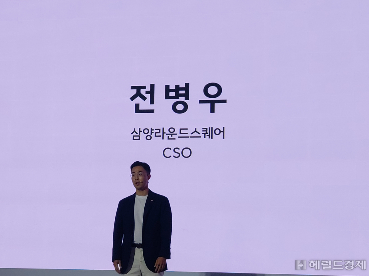 전병우 삼양라운드스퀘어 전략기획본부장(CSO) 겸 삼양애니 대표가 14일 서울 종로구 익선동의 복합문화공간 누디트 익선에서 진행된 ‘삼양라면 출시 60주년 기념 새 CI 및 비전 선포식’에서 발표하고 있다. 김희량 기자