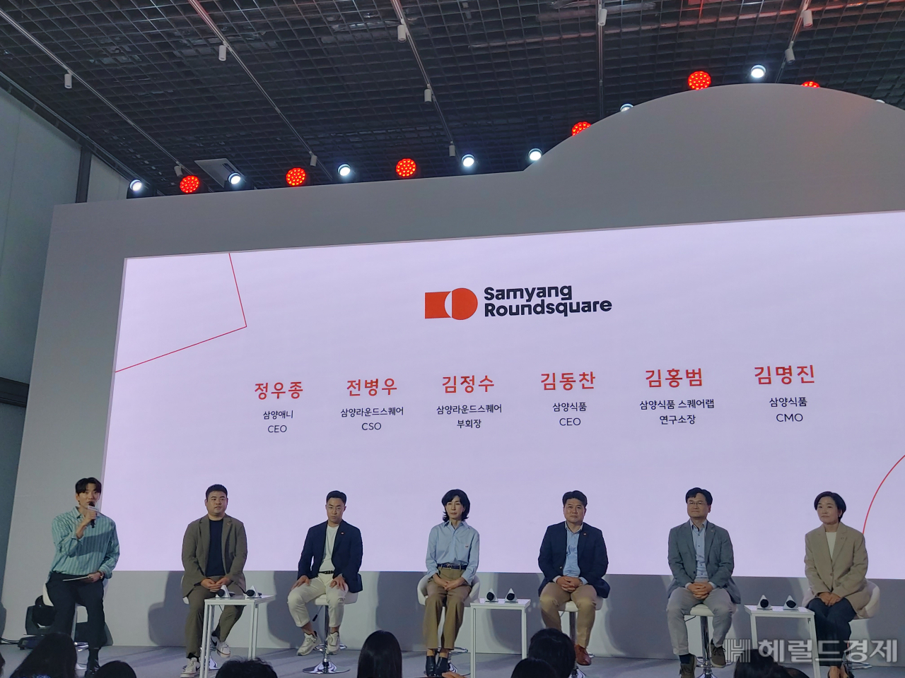 김정수(가운데) 삼양라운드스퀘어 부회장, 전병우(왼쪽 세 번째) 삼양라운드스퀘어 전략기획본부장(CSO) 겸 삼양애니 대표(왼쪽에서 세번째) 등 삼양라운드스퀘어 임원들이 취재진의 질의응답에 답하고 있다. 김희량 기자