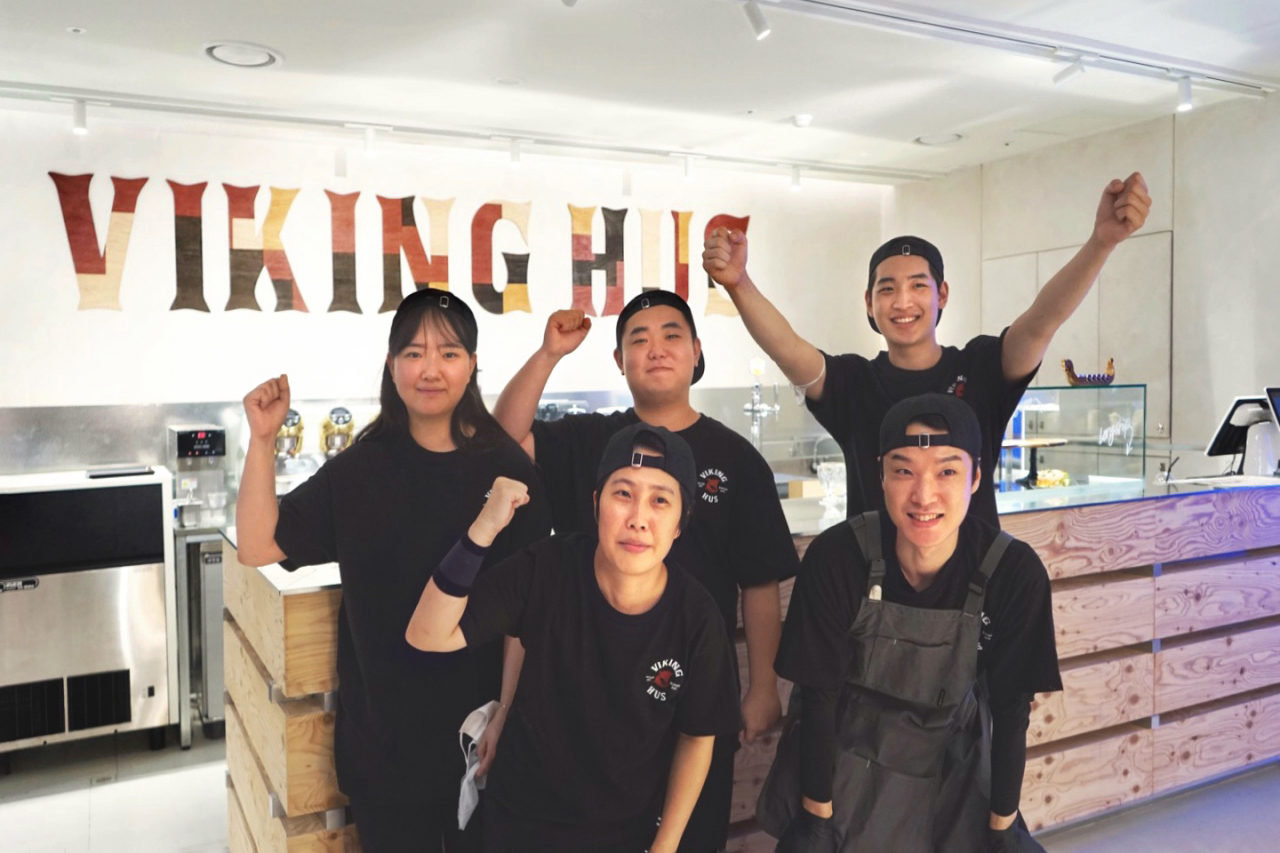 14일 ‘비킹후스(VIKING HUS)’ 부산 1호점 직원들이 매장 오픈을 하루 앞두고 파이팅을 외치고 있다. [사진=비킹후스]