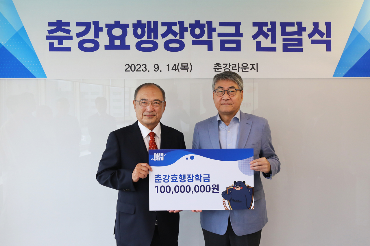 박광수(왼쪽)씨가 안순철 총장에게 장학금을 전달했다