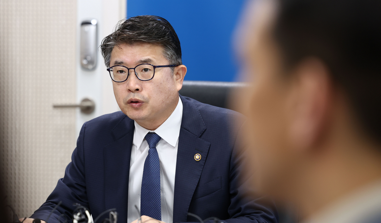 장상윤 교육부 차관이 14일 오후 서울 영등포구 한국교육시설안전원에서 열린 아동학대 수사·조사 개선을 위한 교육부-법무부 등 관계부처 공동전담팀 1차 회의에서 발언하고 있다. [연합]