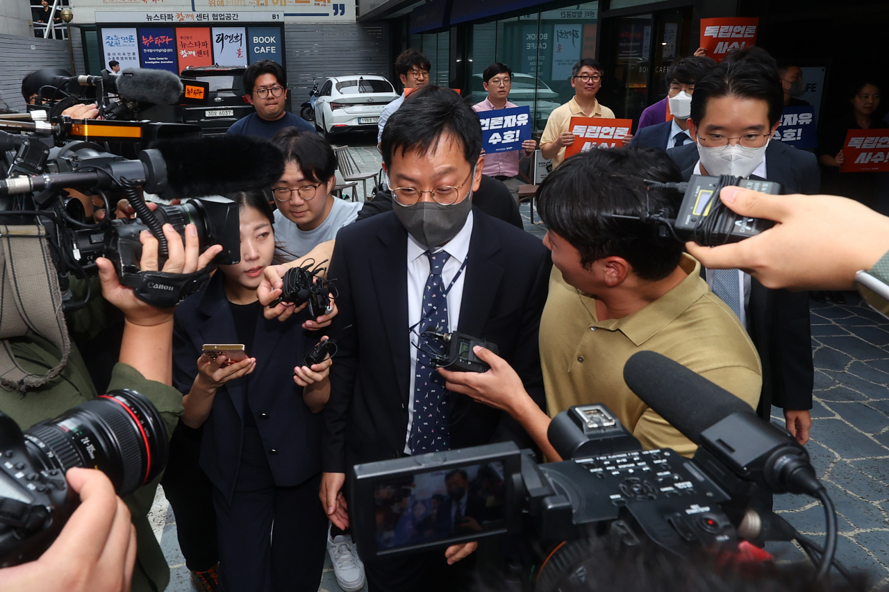 서울중앙지검 '대선개입 여론조작 사건' 특별수사팀 검사를 비롯한 관계자들이 14일 오후 서울 중구 뉴스타파에서 대장동 허위 보도 의혹 관련 압수수색을 마치고 현장을 떠나고 있다. [연합]