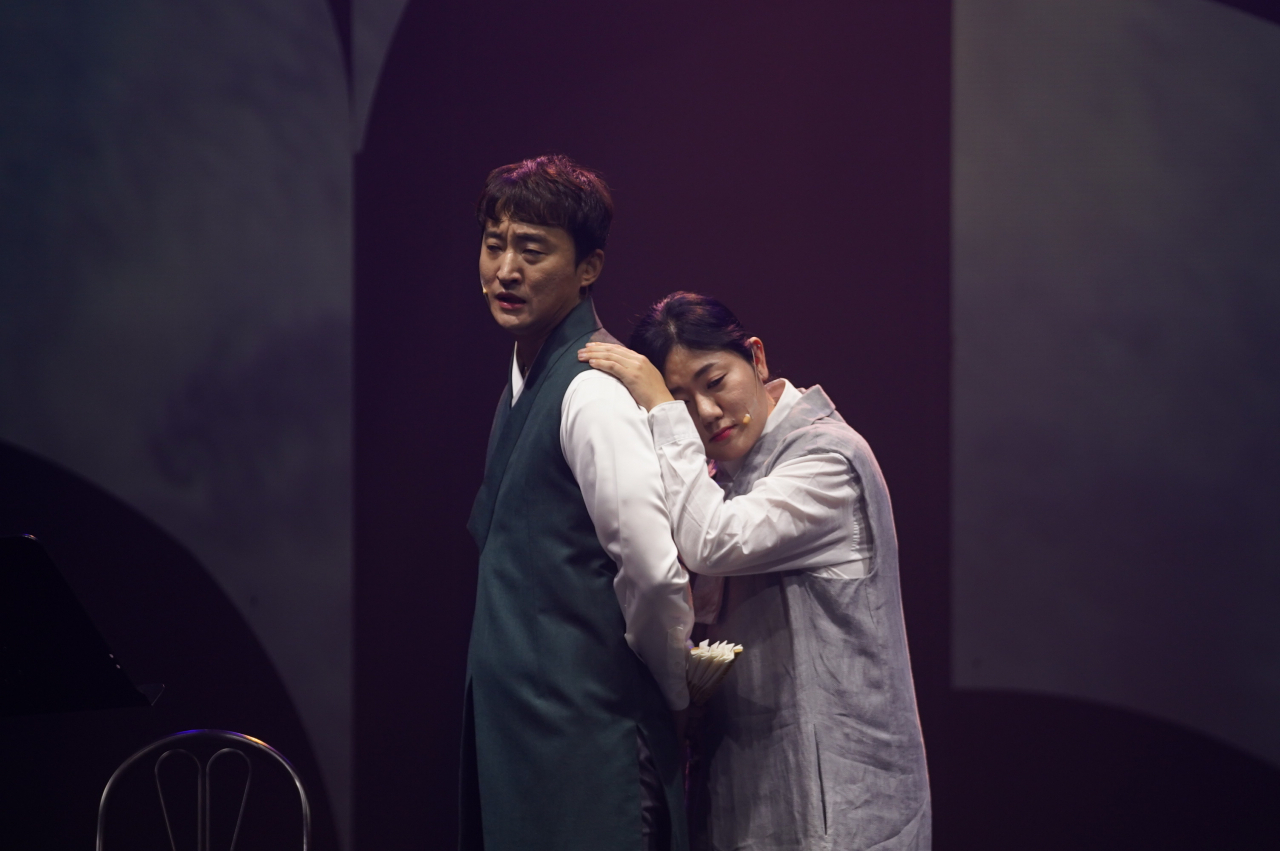 Pansori singers Lee Gwang-bok (left) and Cho Yu-a perform “The Chronicle of a Blood Merchant.” (SIWF, LTI Korea)