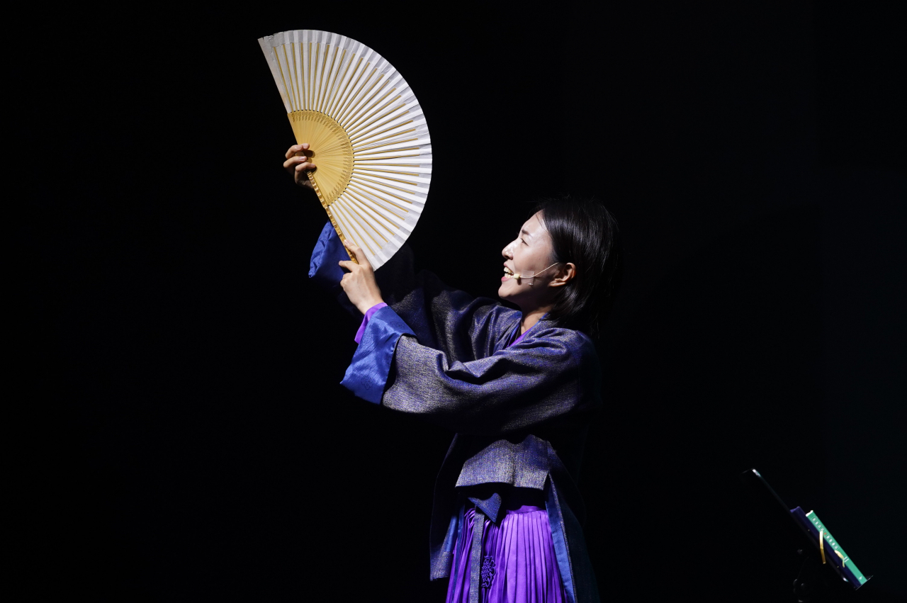 Pansori singer Lee So-yeon performs “Father’s Liberation Diary.” (SIWF, LTI Korea)