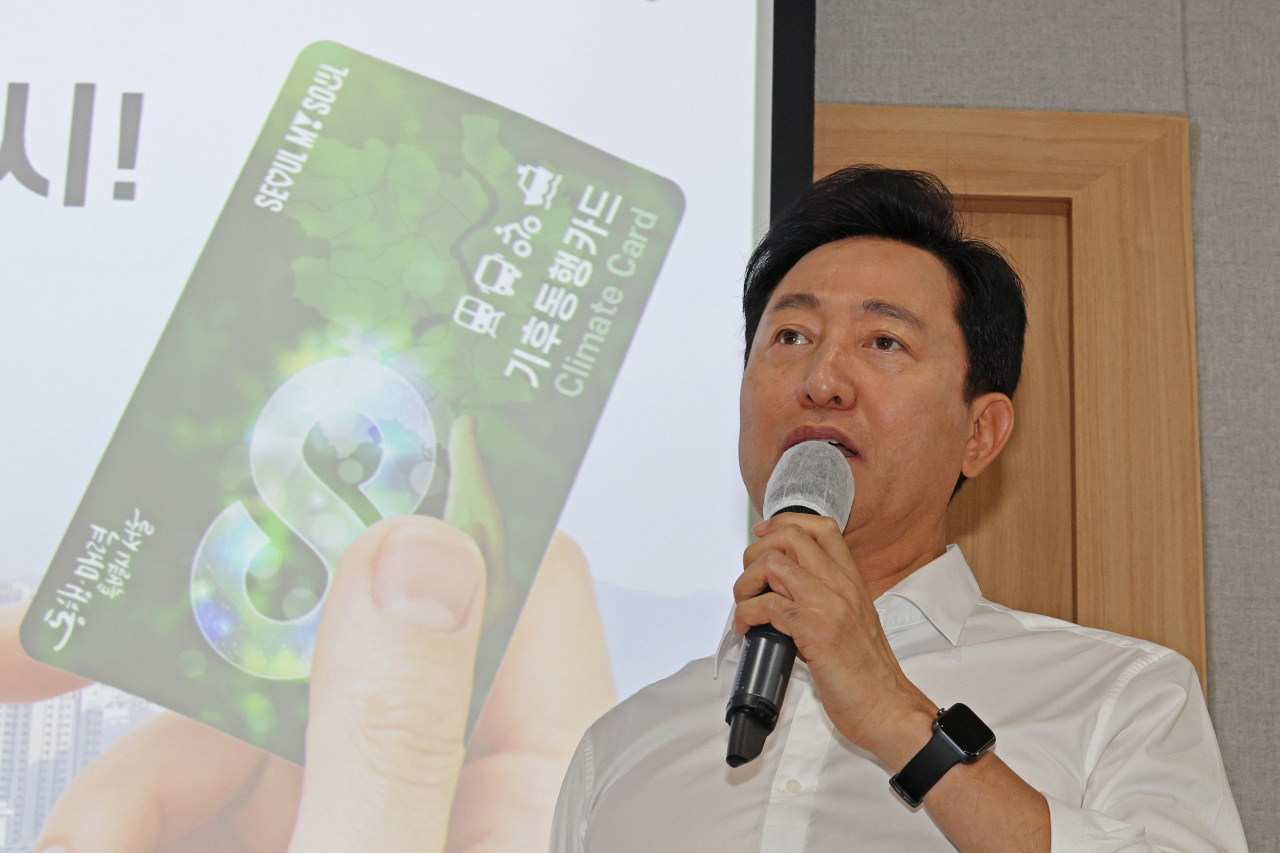 오세훈 서울시장이 지난 달 11일 오전 서울시청 브리핑룸에서 열린 기후동행카드 도입시행 기자설명회에서 브리핑하고 있다. [연합]