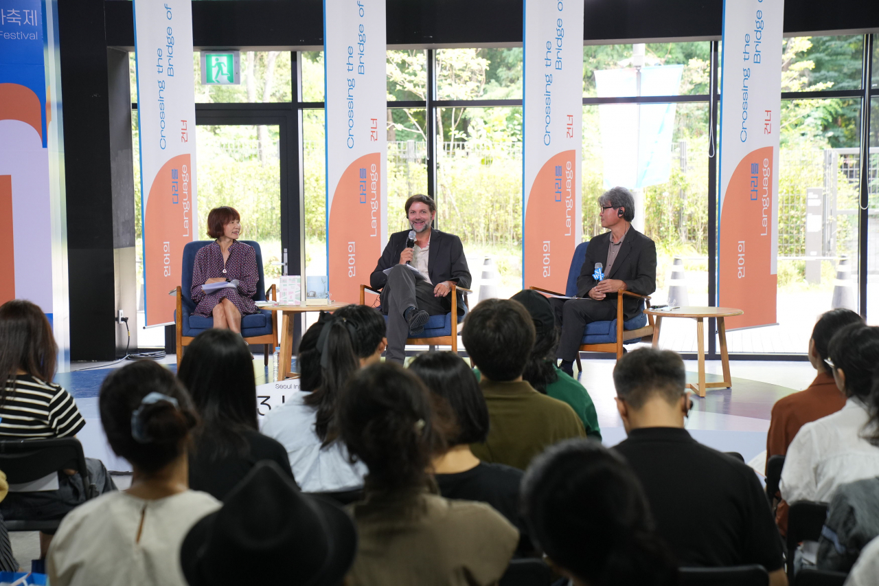 (From left) Writers Eun Hee-kyung, Andrew Porter and literary critic Son Jeong-soo take part in a "One on One" conversation event at the Seoul International Writers' Festival, in Seoul, Sunday. (SIWF, LTI Korea)