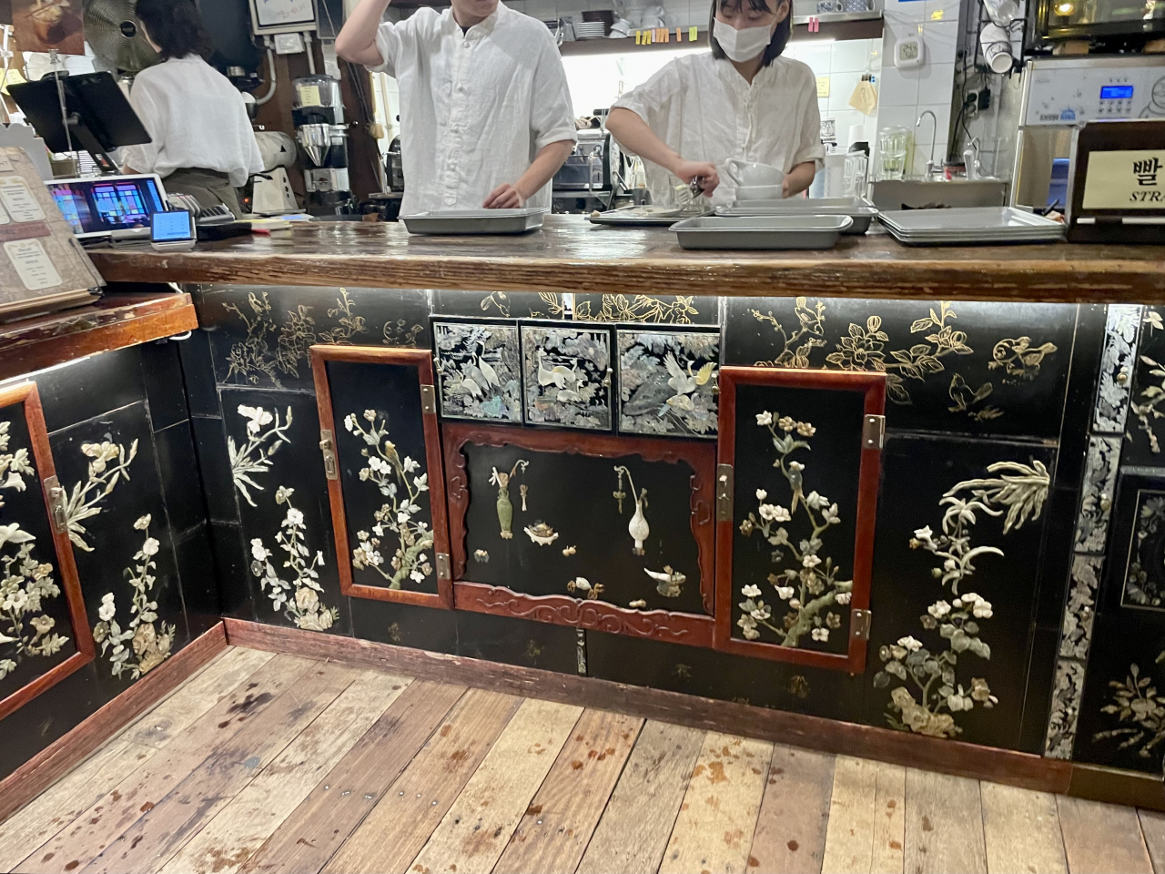 Serving counter at Coffee Hanyakbang (Kim Da-sol/The Korea Herald)