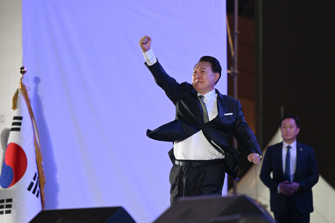 윤석열 대통령이 14일 부산 해운대구 영화의전당에서 열린 청년의날 기념식에서 어퍼컷 세리머리를 하고 있다. [연합]