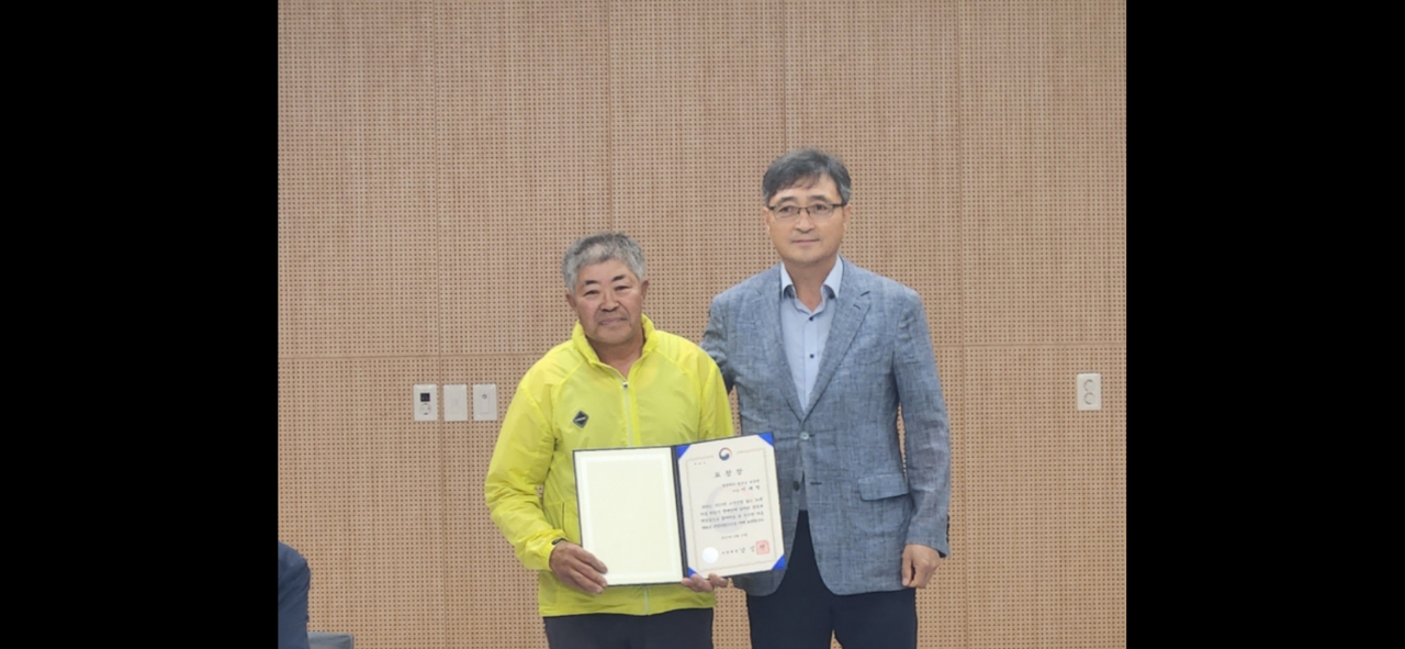 이재학 신사2리 이장(사진 왼쪽)과 신재성 입암면장.[영양군 제공]