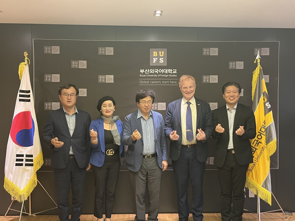 지난 14일 오후 진행된 부산외대 K-컬쳐 글로벌연구소의 글로벌외교관포럼 회장 초청 특강에 앞서 (왼쪽부터) 김성훈 부산외대 특임교수, 제나 정 글로벌외교관포럼 회장, 장순흥 부산외대 총장, 헤이키 란타 주한 핀란드 상공회의소회장, 류영철 부산외대 글로벌미래융합학부장이 기념촬영을 위해 손가락 하트 포즈를 취하고 있다. [사진=임순택 기자]