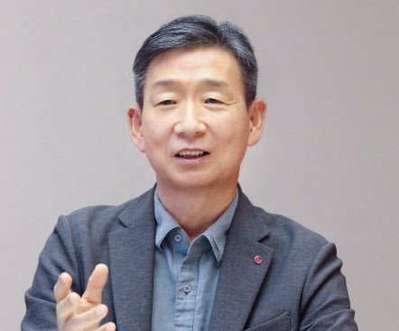 LG유플러스가 임직원과 고객의 만남을 주선하는 ‘찐심데이 지원센터’를 열었다. 사진은 황현식 LG유플러스 대표 [LG유플러스 제공]